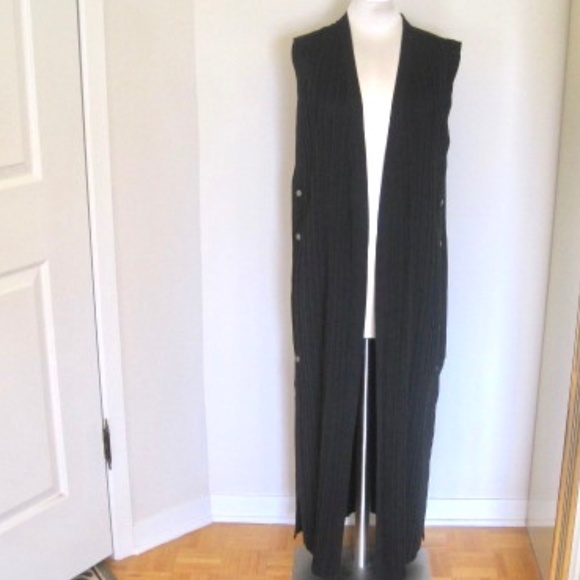 MarlaWynne Black Sleeveless Cardigan - Picture 2 of 7